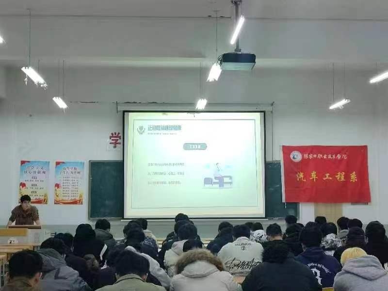 会议室里的人们 描述已自动生成