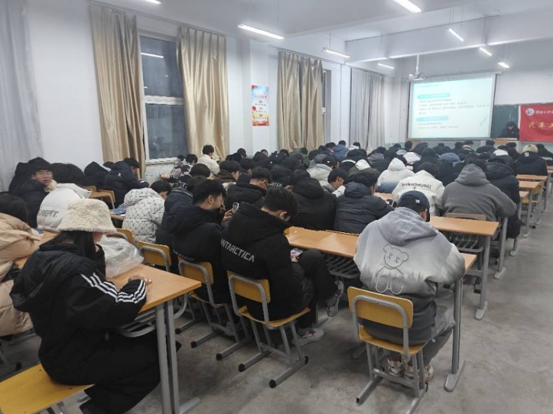 会议室里的人们 描述已自动生成