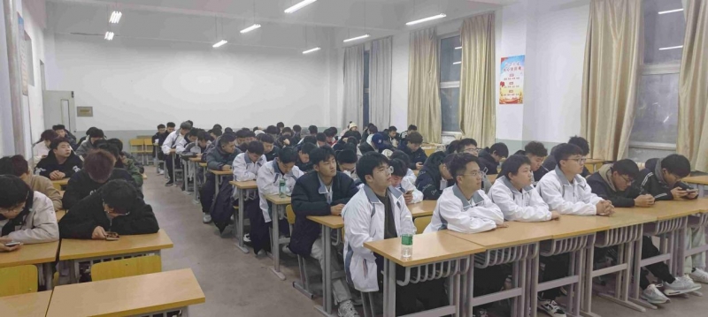 许多人在餐厅里 中度可信度描述已自动生成