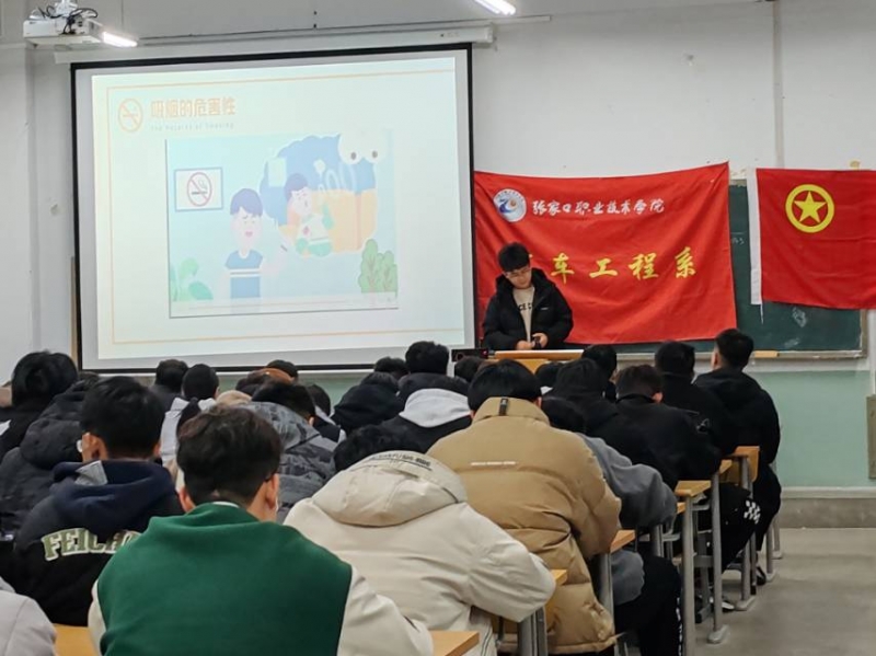 一群人在开会 描述已自动生成