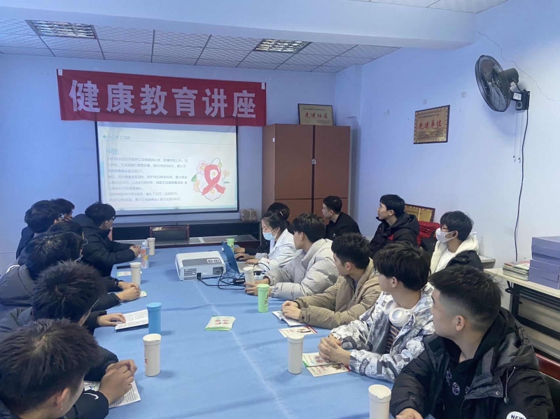 会议室里的人们 描述已自动生成