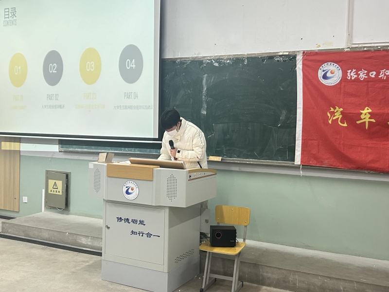 商店的墙壁上有贴海报 描述已自动生成