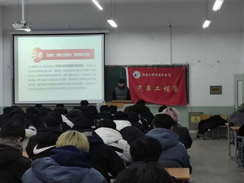 一群人正在听演讲 描述已自动生成